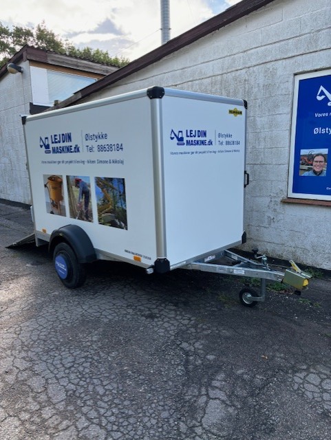 Lej flyttetrailer, cargotrailer eller kassetrailer i Ølstykke tæt på København. Flyt nemt mindre ting som madrasser, reoler, skabe, cykler, maskiner og små motorcykler med denne cargotrailer. Lej den i Ølstykke sammen med en maskine, fx en flishugger.