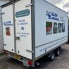 Lej stor flyttetrailer nær Roskilde og Hillerød uden for København. Denne trailer gør din flytning nemmere og billigere. Flyt på en weekend med denne store flyttetrailer, der med en stor indvendig højde tillader dig at pakke dine flyttekasser i ro og mag, selv i regnvejr. Afhent denne flyttetrailer i Ølstykke. Kan kun lejes i weekenden.