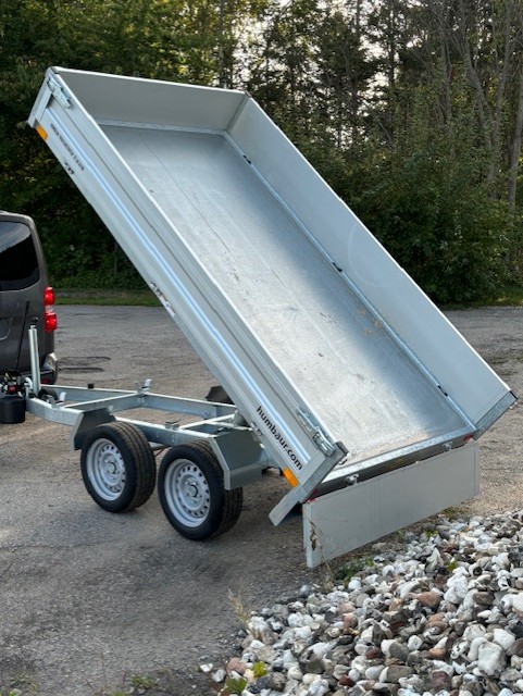 Lej tiptrailer nær København. Her kan du leje en tiptrailer nær Roskilde og Hillerød på Sjælland. Brug tiptraileren til at hente grus og til at køre beton og jord væk. Når du vil tippe gruset af, bruger du tiptrailerens manuelle pumpe. Når du lejer denne tiptrailer på Sjælland, kan den læsse 2.160 kg. Du kan altså transportere over 2 tons grus pr. tur med denne tiptrailer, som du kan leje i Ølstykke nær Ballerup og Jyllinge. Vi udlejer campingvogne, trailere, lifte og maskiner på Nordsjælland.