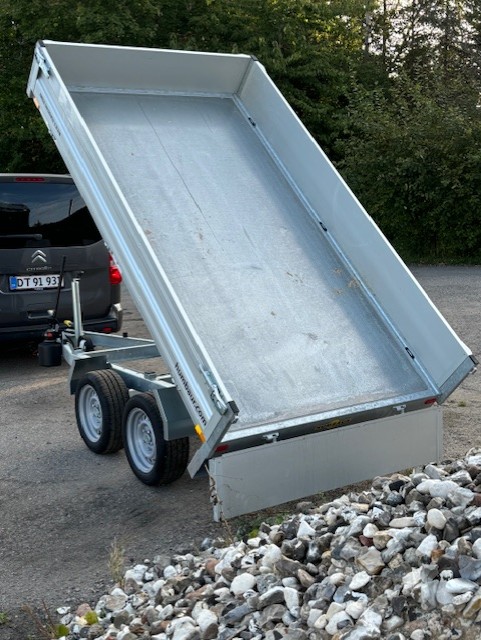 Tiptrailer udlejes på Nordsjælland tæt på København. Afhent tiptraileren i Ølstykke tæt på Roskilde, Frederikssund og Hillerød. Brug tiptraileren til at transportere haveaffald, beton, grus og jord. Vi tilbyder udlejning af trailere, campingvogne, lifte og maskiner på Sjælland. Hent selv tiptrailer i Ølstykke.