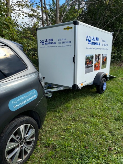 Udlejning af flyttetrailer, cargotrailer, kassetrailer eller boxtrailer nær Frederikssund og Ballerup på Sjælland. Vi tilbyder også udlejning af en stor flyttetrailer i Ølstykke. Udlejning af trailer med rampe til nem flytning af flyttekasser, cykler og små motorcykler. Selv vores motorbør kan transporteres i denne flyttetrailer.