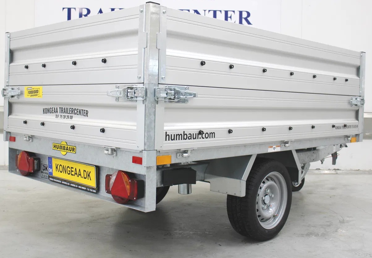Lej trailer med høje sider. 750 kg, må køres med bilkørekort. Der er ikke brug for trailerkørekort til denne trailer, som kan lejes i Ølstykke på Sjælland